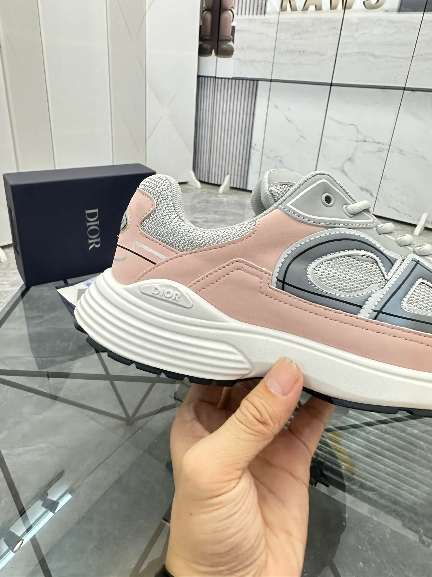 Men's shoes: 💰P400¥ Available in Guangzhou Product trademark: Dior* "Dior*" low-top casual shoes Regular size: 35-46 (can be customized to 47) Couple style Product materials: Upper imported cowhide stitched with original fabric, breathable lining, ultra-light foam original outsole. No.: 007